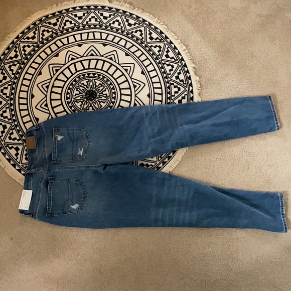 American Eagle ripped mom jeans. - Picture 5 of 6